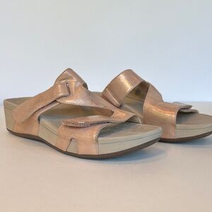 Vionic Kylan Pink Metallic Sandals. Size 8